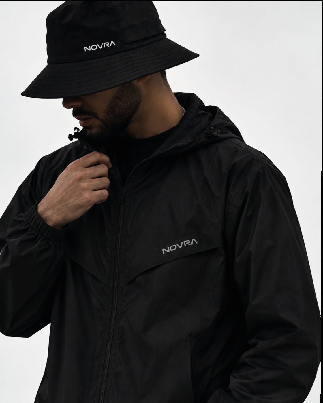 Bob et veste coupe-vent NOVRA noirs, portés