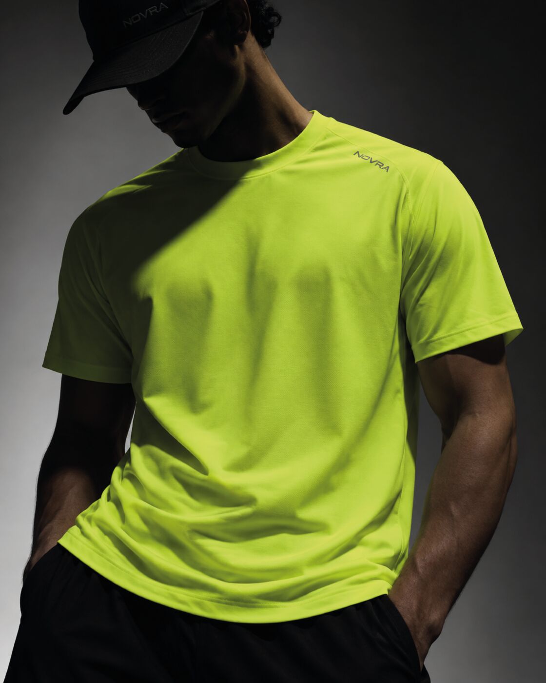 T-shirt NOVRA jaune fluo, porté avec casquette