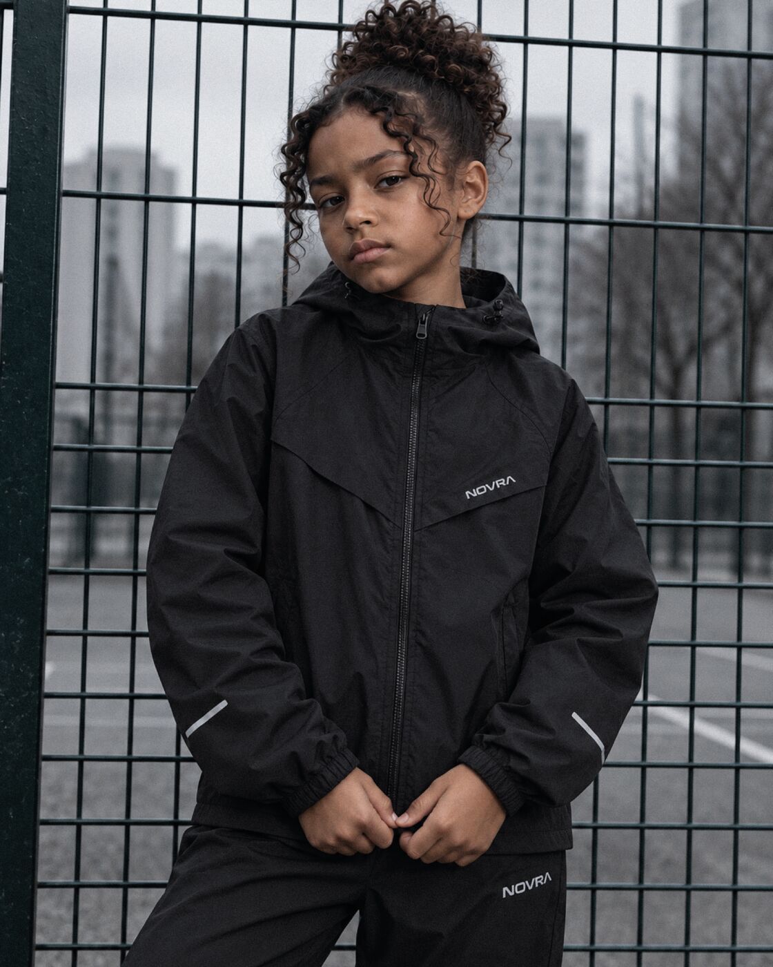Jeune fille en veste NOVRA noire à capuche