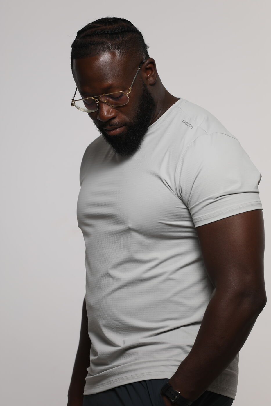 Athlète NOVRA en t-shirt technique gris